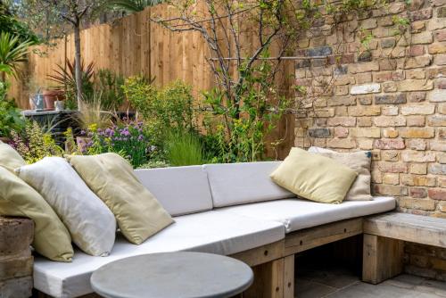 The Hayles House, Stylish London Stay with Garden photo 27