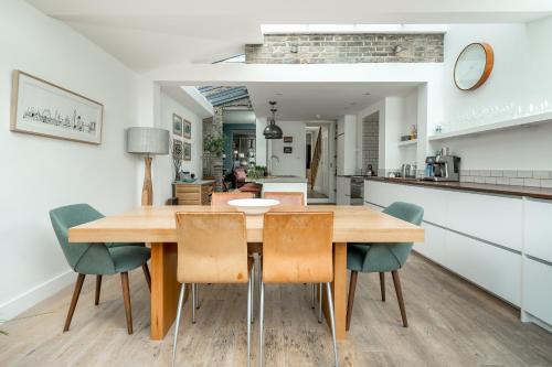 The Hayles House, Stylish London Stay with Garden photo 10