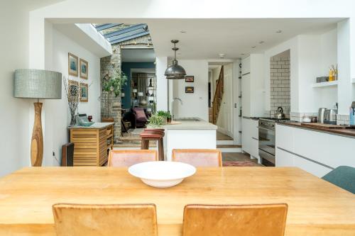 The Hayles House, Stylish London Stay with Garden photo 11