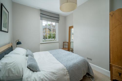 The Hayles House, Stylish London Stay with Garden photo 22