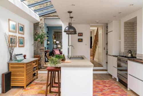 The Hayles House, Stylish London Stay with Garden photo 12