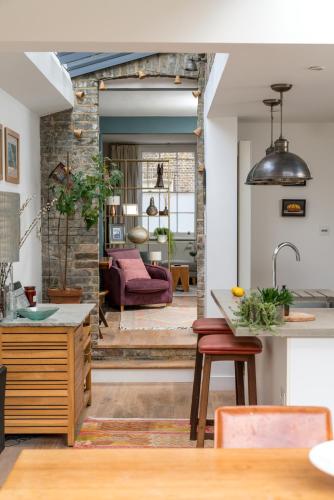 The Hayles House, Stylish London Stay with Garden photo 14