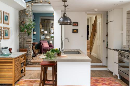 The Hayles House, Stylish London Stay with Garden photo 13