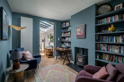 The Hayles House, Stylish London Stay with Garden photo 7