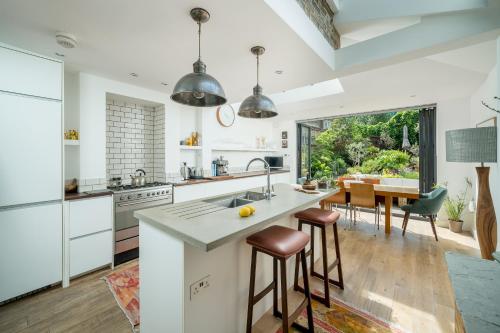 The Hayles House, Stylish London Stay with Garden photo 9