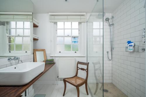 The Hayles House, Stylish London Stay with Garden photo 26