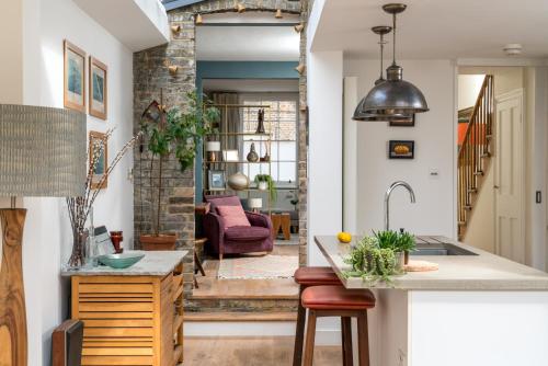 The Hayles House, Stylish London Stay with Garden photo 17