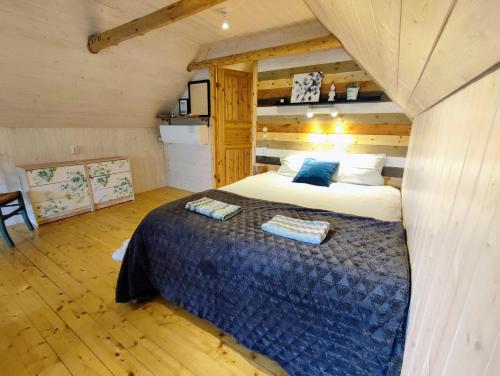 ein Schlafzimmer mit einem großen Bett in einem Zimmer in der Unterkunft Self check-in Attic Suite next to Hiking Trails in Kärde