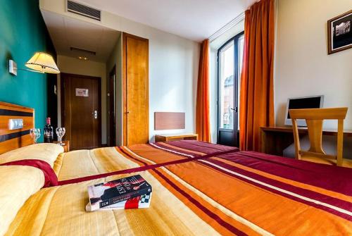 Una habitación de hotel con una cama grande en una habitación. en Ele Mirador de Santa Ana, en Ávila