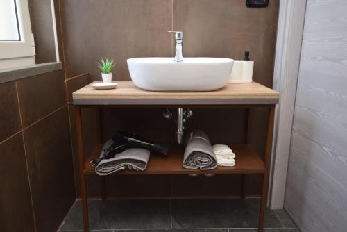 Bilik mandi di Hotel Crisvan