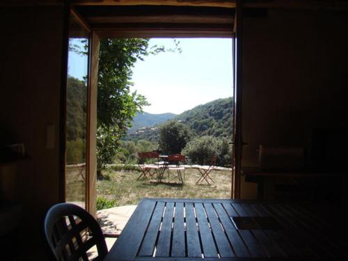 Cảnh núi rừng hoặc tầm nhìn ra núi từ nhà nghỉ B&B