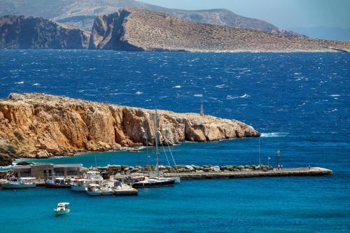 un grupo de barcos atracados en un cuerpo de agua en Maistros, en Karavostasi