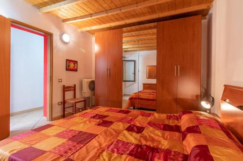 1 dormitorio con cama grande y ventana grande en Villetta Patty, en Scoglitti
