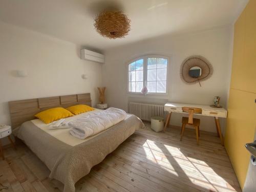 une chambre avec un lit, un bureau et une fenêtre dans l'établissement Villa la Margeride, à Sainte-Maxime