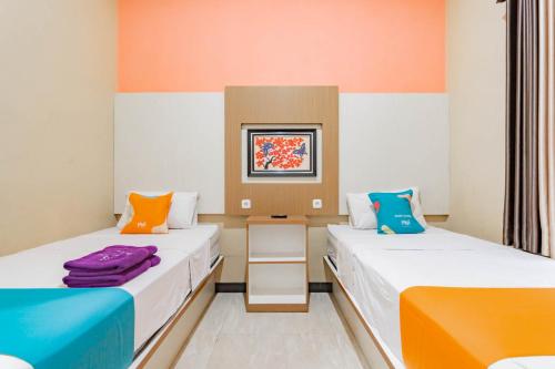 Un ou plusieurs lits dans un hébergement de l'établissement Sans Hotel Budaya Cirebon