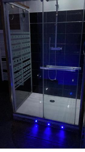 une douche avec une porte vitrée dans une salle de bain dans l'établissement VILLA PARADIS piscine privee sans vis à vis et plage, à Vendres