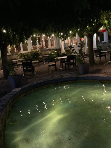 Πισίνα στο ή κοντά στο Hostellerie du Vieux Moulin