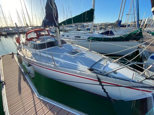 een groep boten aangemeerd in een haven bij Mettre les voiles à Deauville in Deauville