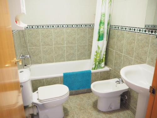レスタルティットにあるCasa en l'Estartit, piscina, jardín comunitarioのトイレと洗面台付きのバスルーム