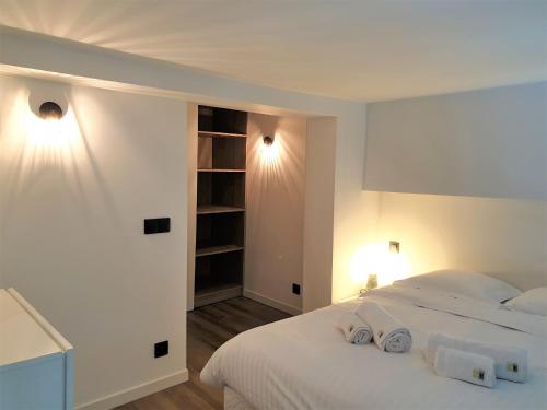 une chambre avec un lit blanc avec des serviettes dessus dans l'établissement Duplex centre mer 405, à Nice