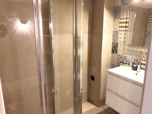 une douche avec une porte vitrée dans une salle de bain dans l'établissement Duplex centre mer 405, à Nice