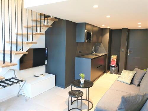 un salon avec un canapé et un escalier dans l'établissement Duplex centre mer 404, à Nice