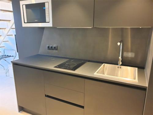 une cuisine avec un évier et un micro-ondes dans l'établissement Duplex centre mer 404, à Nice