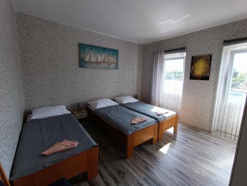 una camera con due letti e due finestre di Apartment Martin a Šilo