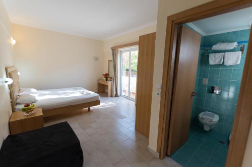 Postel nebo postele na pokoji v ubytování Amaryllis front beach hotel