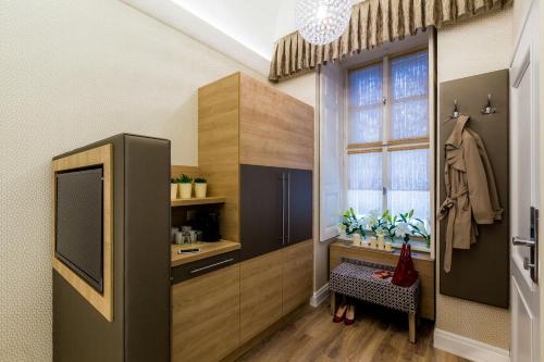 una cucina con TV e finestra in una camera di Budapest Hercegprímás Apartments a Budapest