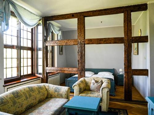 un soggiorno con letto a castello e divano di Zamek w Krokowej a Krokowa