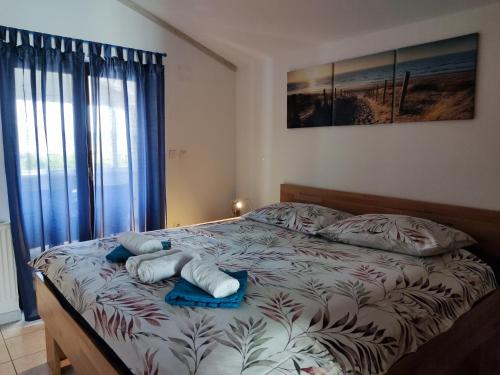 - une chambre avec un lit et des serviettes dans l'établissement Sweet Apartment With Private Pool Lori Ankaran, à Ankaran