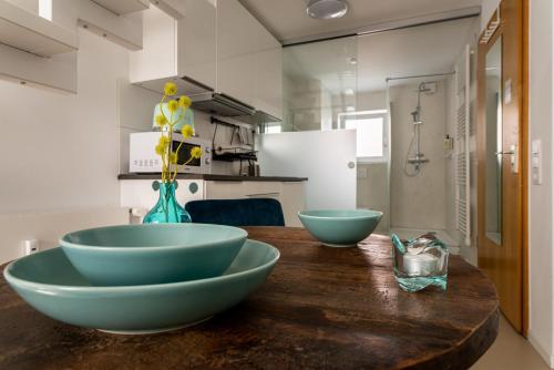 two bowls on a wooden table in a kitchen at Princess No3 Self Check-In Plochingen bei Stuttgart in Plochingen