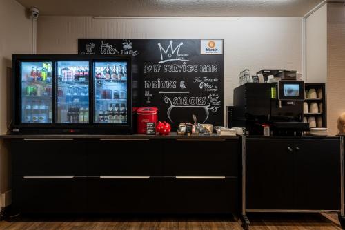 a drink bar with a large television on top of it at Princess No3 Self Check-In Plochingen bei Stuttgart in Plochingen