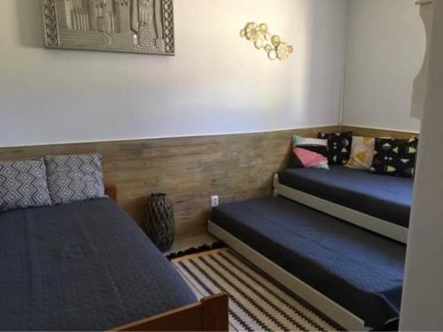 een slaapkamer met 2 bedden en een tapijt bij Quinta Vale de Luz in Silves