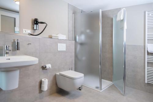 La salle de bains est pourvue d'une douche, de toilettes et d'un lavabo. dans l'établissement Gästehaus Dillertal, à Bruchhausen-Vilsen