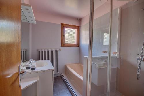 une salle de bain avec une baignoire, un lavabo et une douche dans l'établissement GRAND APPARTEMENT - PROCHE DES REMONTEE MECANIQUES - MORZINE - 10 personnes - OUTO, à Morzine
