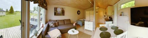 a living room with a couch and a kitchen at Lilla Paradiset in Tomelilla