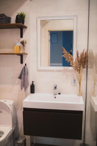 Bilik mandi di Cozy Seaside Apartment