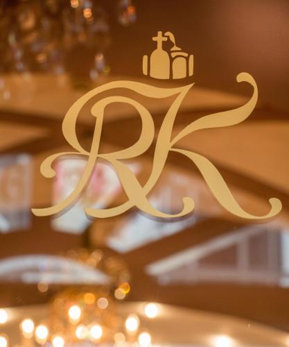a close up of a sign on a table at Schlosshotel Römischer Kaiser in Vienna