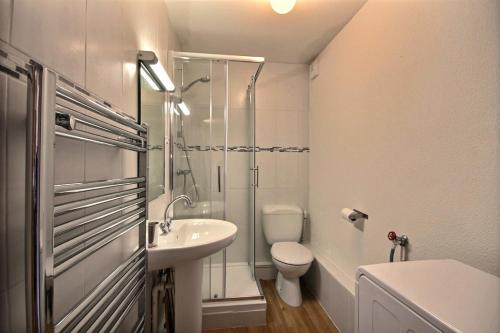 une salle de bain avec toilettes, lavabo et douche dans l'établissement APPARTEMENT SPACIEUX AVEC BALCON - SAINT JEAN D AULPS STATION - 8 Personnes - OURSON 57-58, à Saint-Jean-dʼAulps