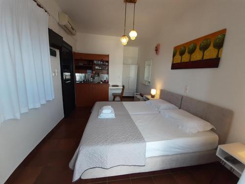 里姆尼奥纳斯Kapetaniou Apartments的房间里有一张白色大床的卧室