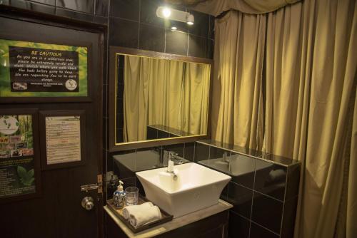 BāghmundiにあるEco Adventure Resorts Khhairaberaのバスルーム(洗面台、鏡付)
