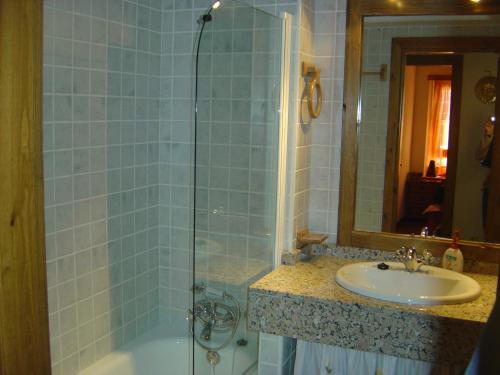 A bathroom at APARTMENTSUITESPAIN BAQUEIRA JARDIn