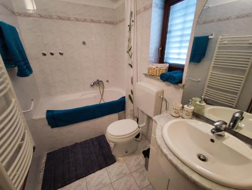 La salle de bains est pourvue d'un lavabo, de toilettes et d'une baignoire. dans l'établissement Sweet Apartment With Private Pool Lori Ankaran, à Ankaran