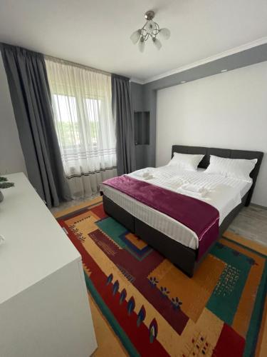 una camera con un grande letto e un tappeto di Lovely 3 bedrooms Apartament a Oradea