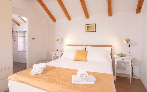 1 dormitorio con 1 cama con toallas en The Bastion of Hvar, en Hvar