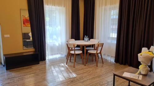 uma sala de jantar com mesa e cadeiras em Hotel Atmosphere em Poltava