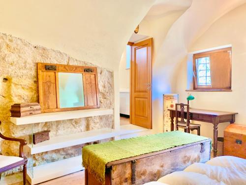 A bed or beds in a room at La Tinassara