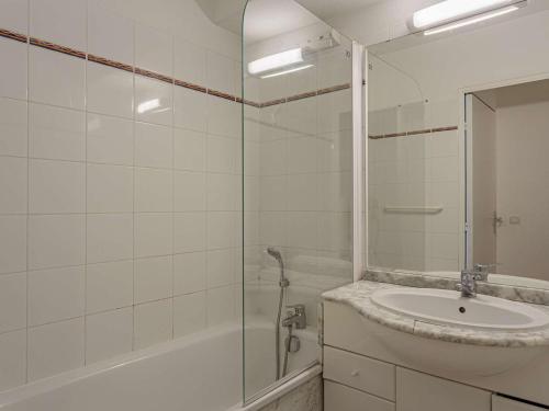 ビダールにあるAppartement Bidart, 2 pièces, 4 personnes - FR-1-3-450の白いバスルーム(シンク、シャワー付)